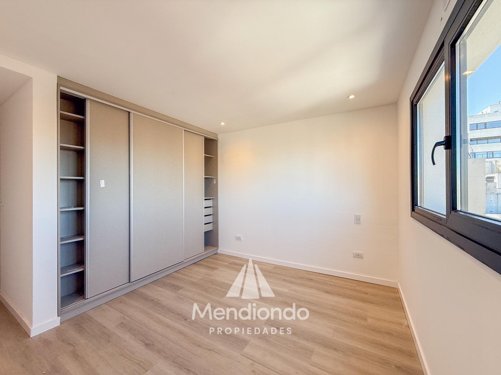 Brand-new 3-bedroom half-duplex apartment. Garage and terrace. Available IMMEDIATELY in Plaza Mitre.