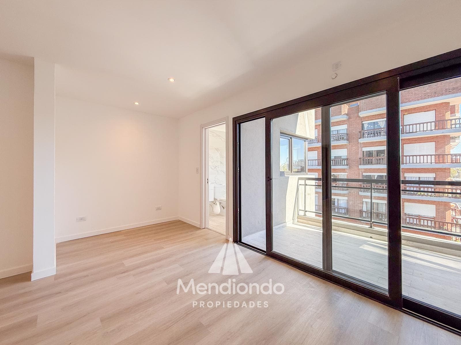 Brand-new 3-bedroom half-duplex apartment. Garage and terrace. Available IMMEDIATELY in Plaza Mitre.