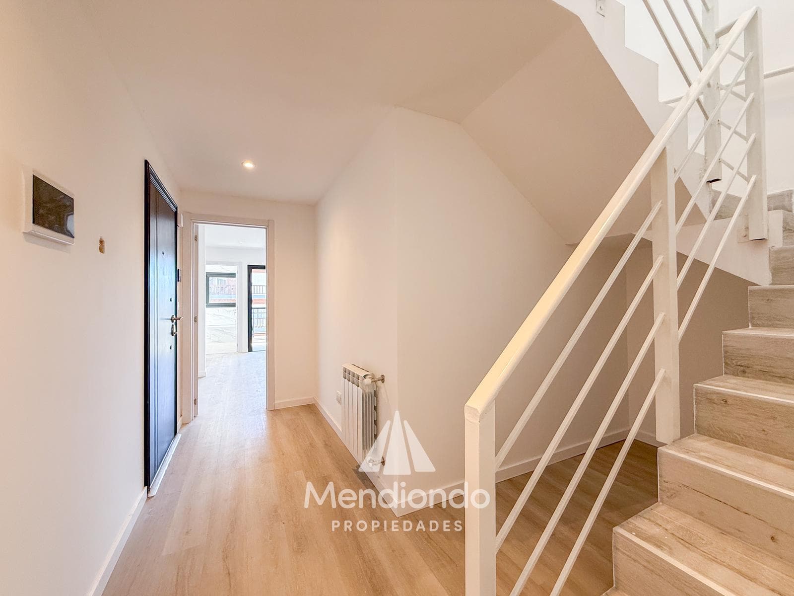 Brand-new 3-bedroom half-duplex apartment. Garage and terrace. Available IMMEDIATELY in Plaza Mitre.