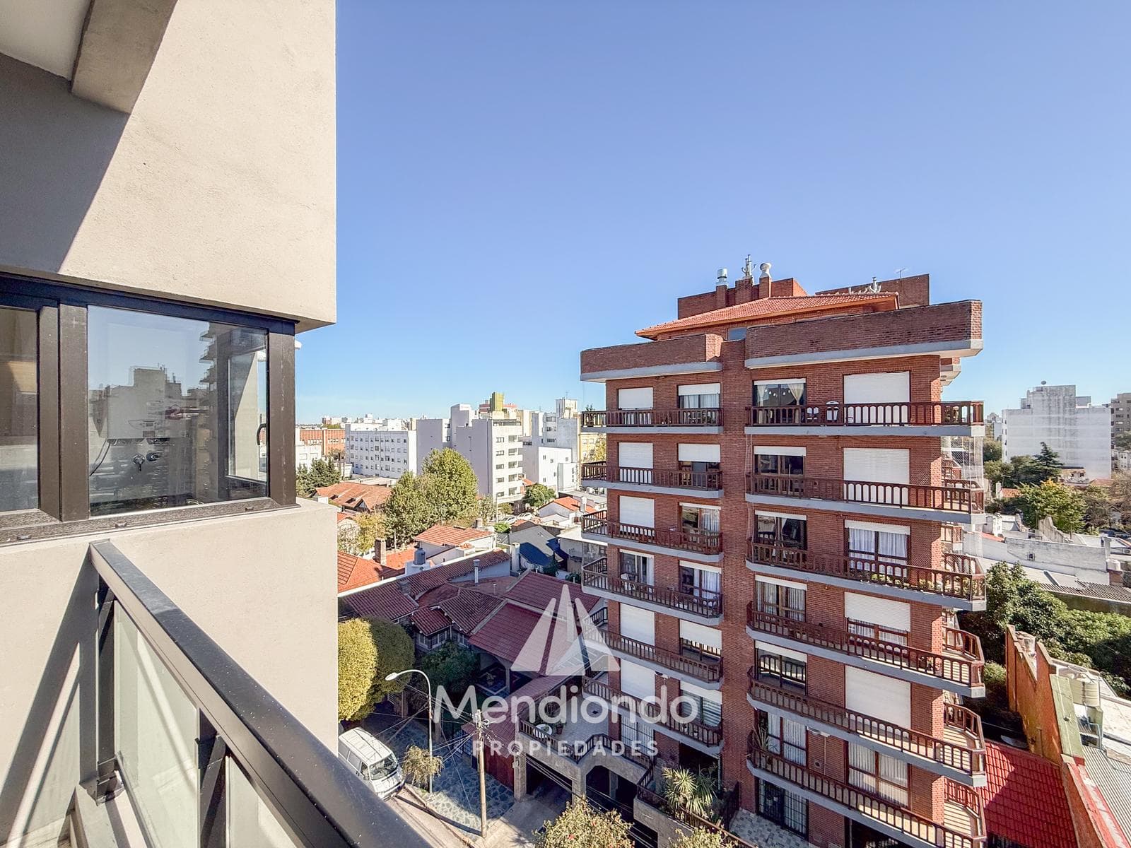 Brand-new 3-bedroom half-duplex apartment. Garage and terrace. Available IMMEDIATELY in Plaza Mitre.