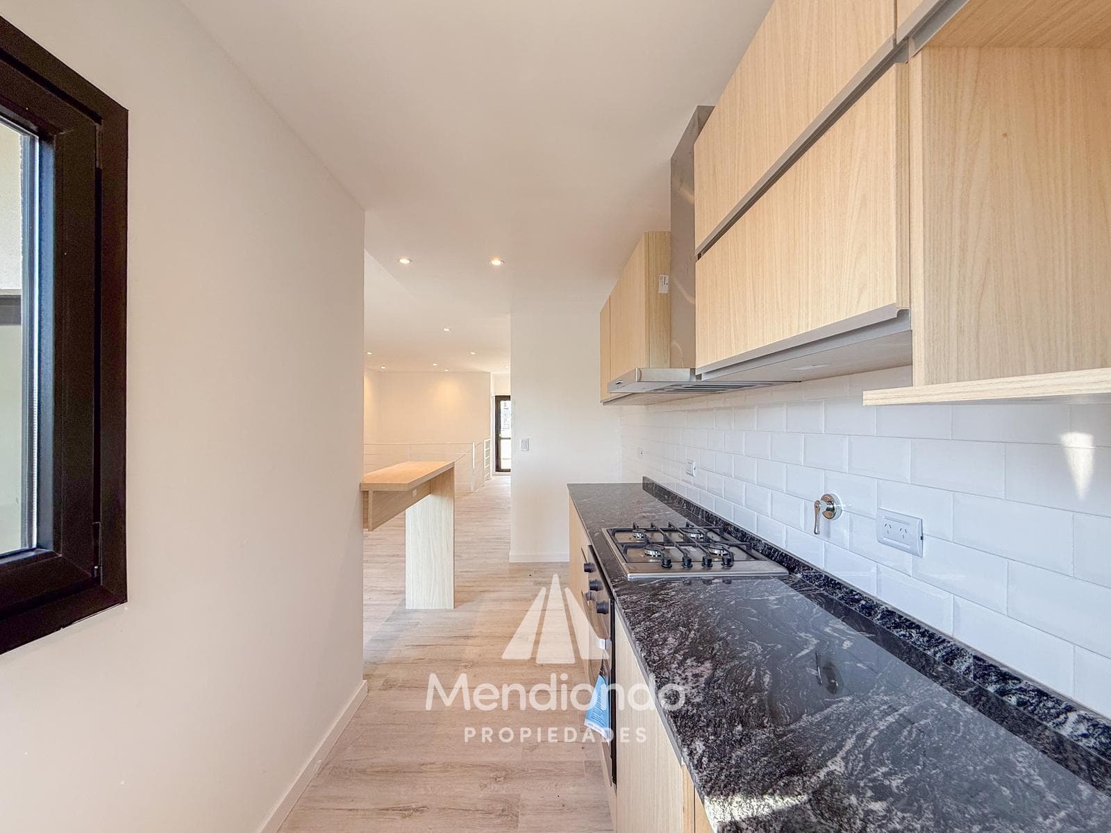Brand-new 3-bedroom half-duplex apartment. Garage and terrace. Available IMMEDIATELY in Plaza Mitre.