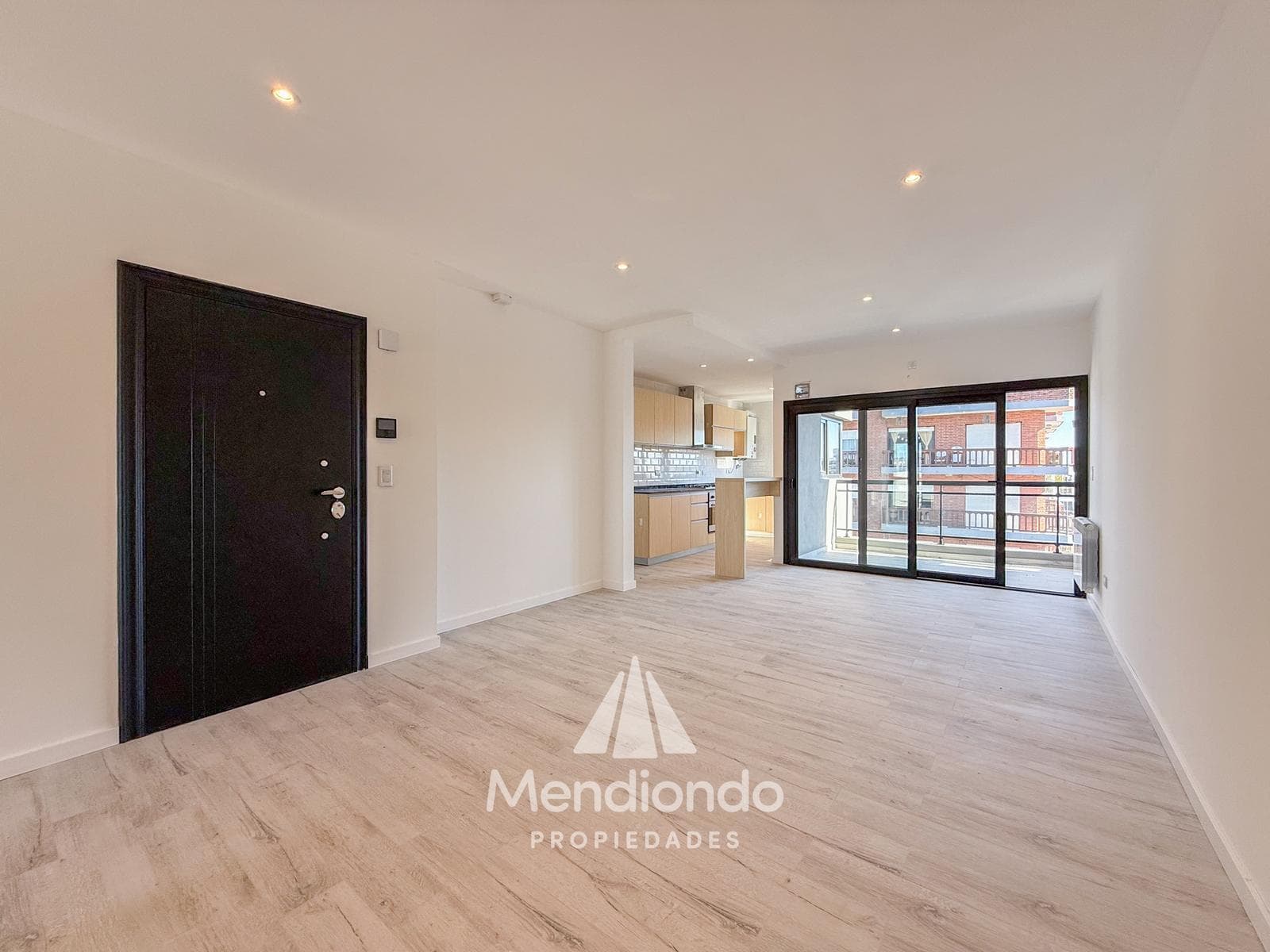 Brand-new 3-bedroom half-duplex apartment. Garage and terrace. Available IMMEDIATELY in Plaza Mitre.