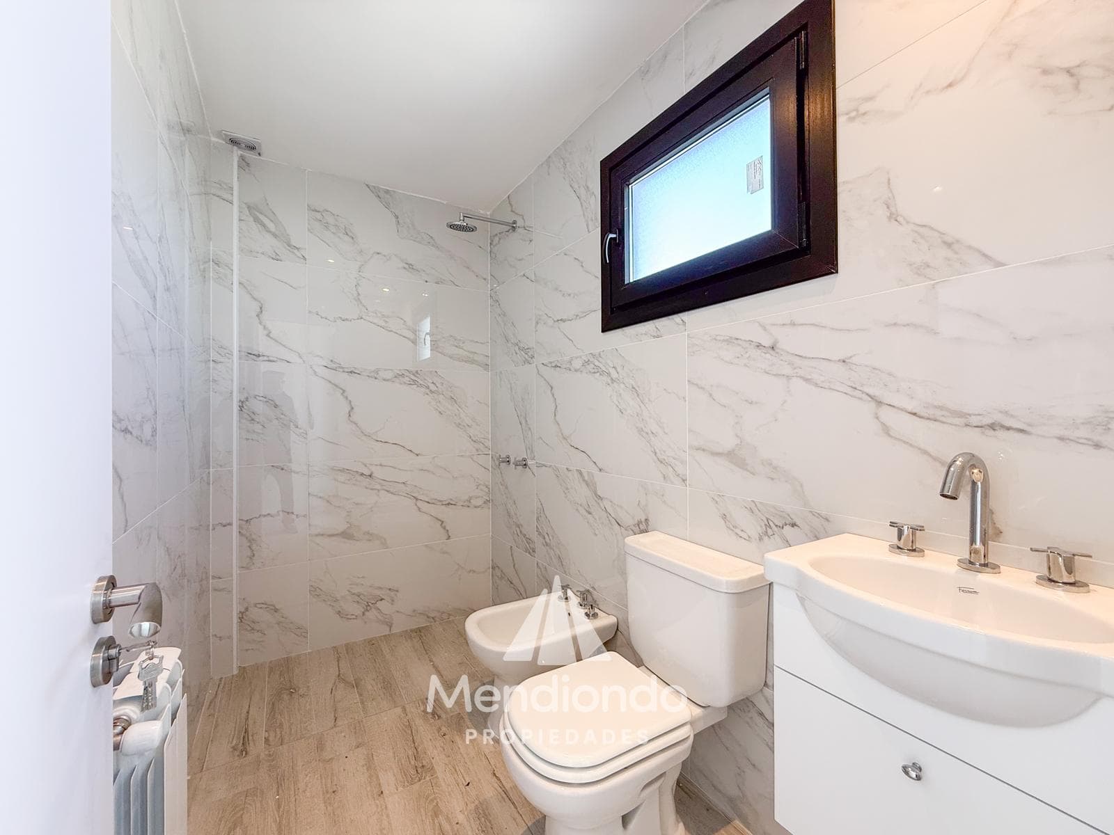 Brand-new 3-bedroom half-duplex apartment. Garage and terrace. Available IMMEDIATELY in Plaza Mitre.