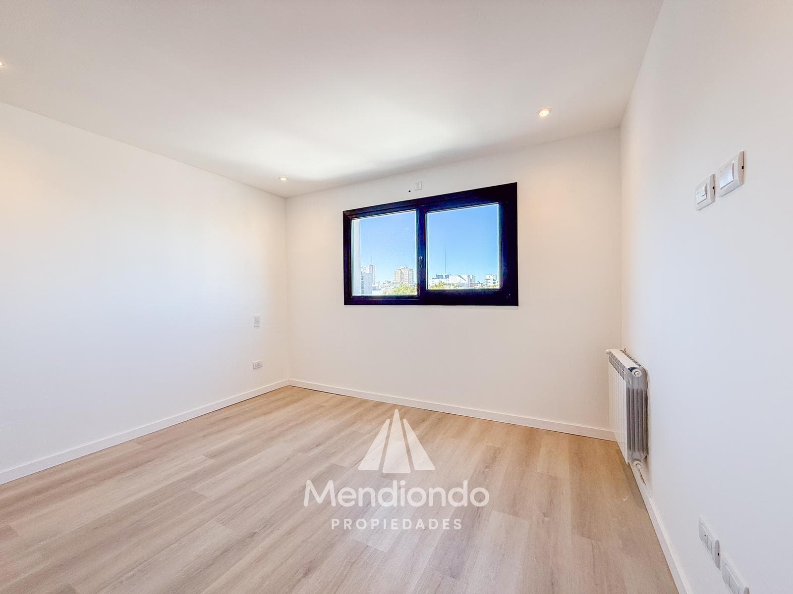 Brand-new 3-bedroom half-duplex apartment. Garage and terrace. Available IMMEDIATELY in Plaza Mitre.