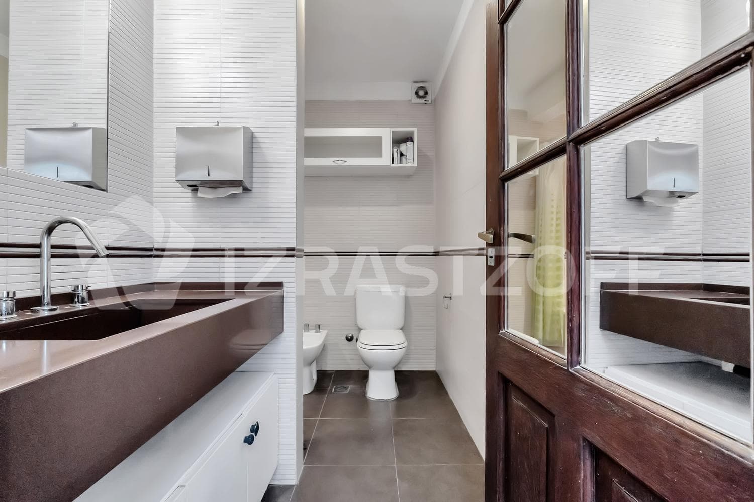 For Sale: Renovated Townhouse with Private Patio on Two Floors, Featuring a Grill