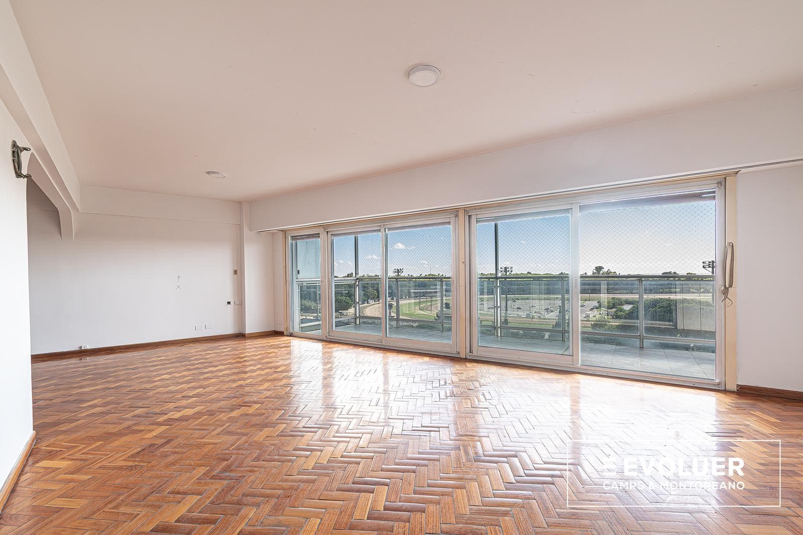 5-room apartment for sale, in need of renovation. Includes a garage and storage room. Palermo.