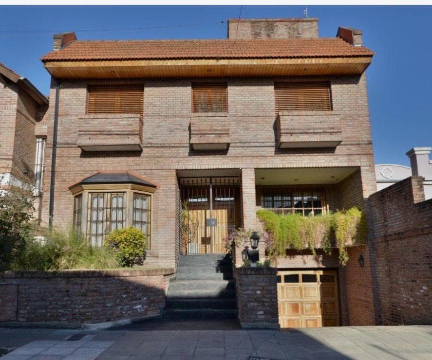 House for sale in Victoria with a yard, pool, master suite, and double garage – Financing available