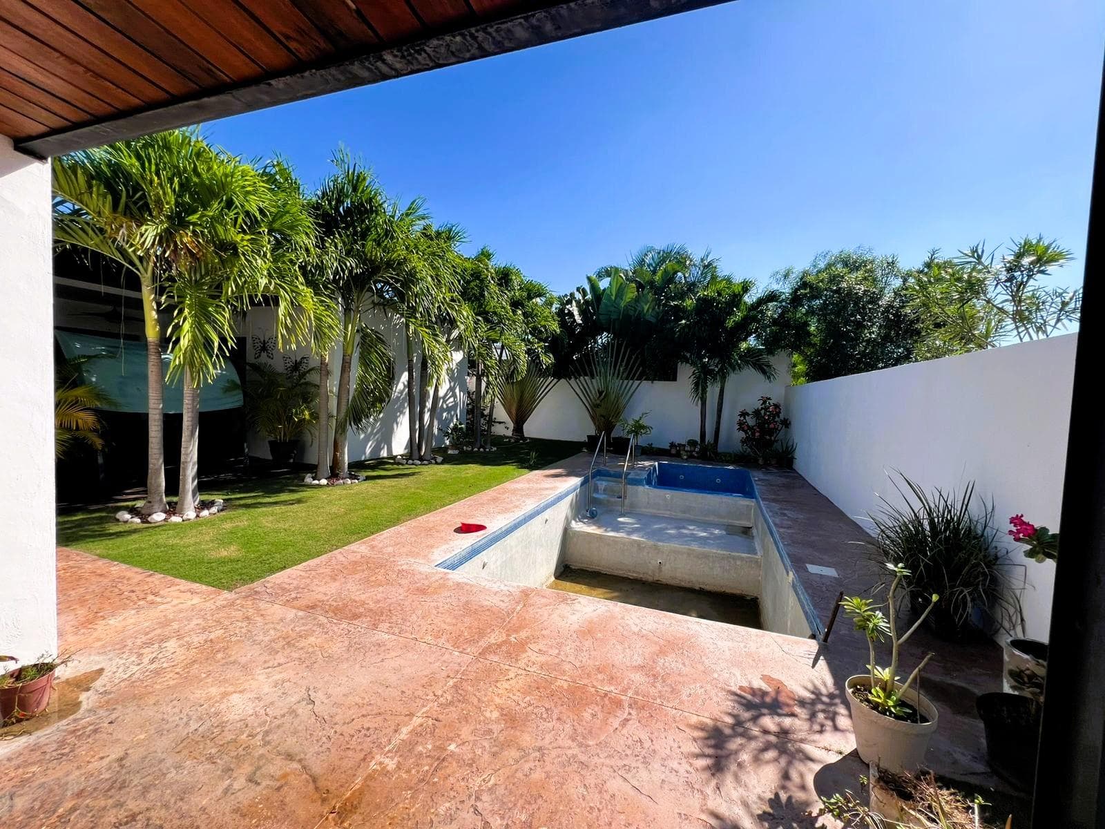 Beautiful Single-Story Home with Solar Panels in Blue Cedar North, Mérida