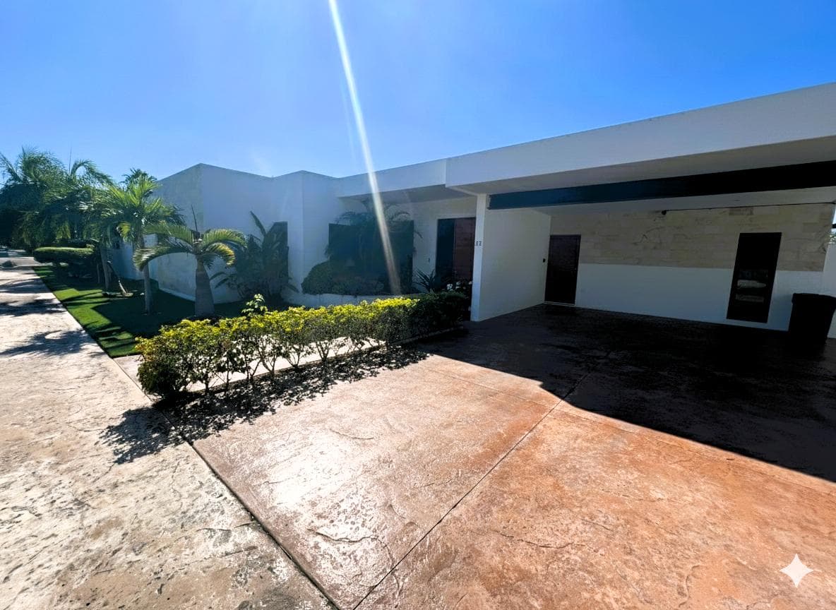 Beautiful Single-Story Home with Solar Panels in Blue Cedar North, Mérida