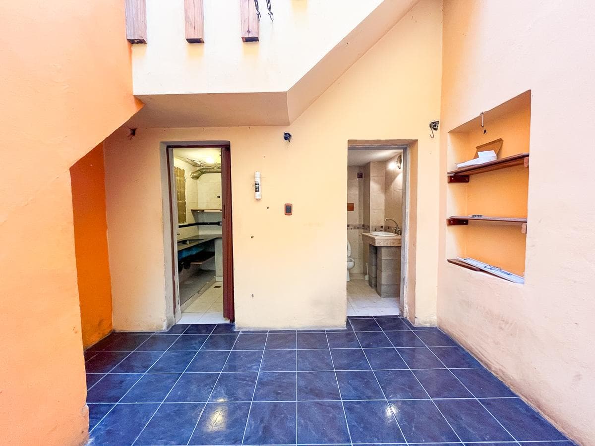 House and Storage Unit in Almagro