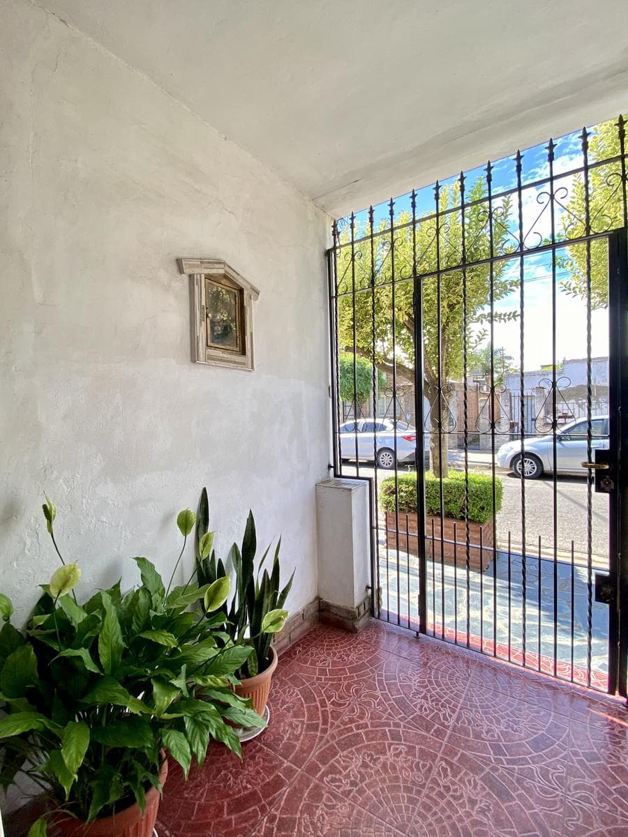 5-room house for sale. Fenced yard. Outdoor kitchen and grill. Villa Massoni, Zárate