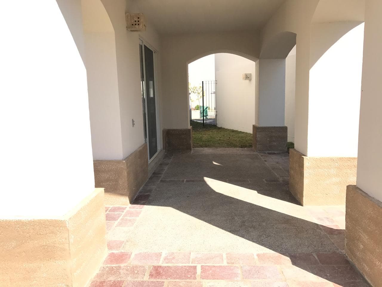 Casa con 3 Recámaras y terreno excedente frente a la casa club en Mayorazgo La Rioja