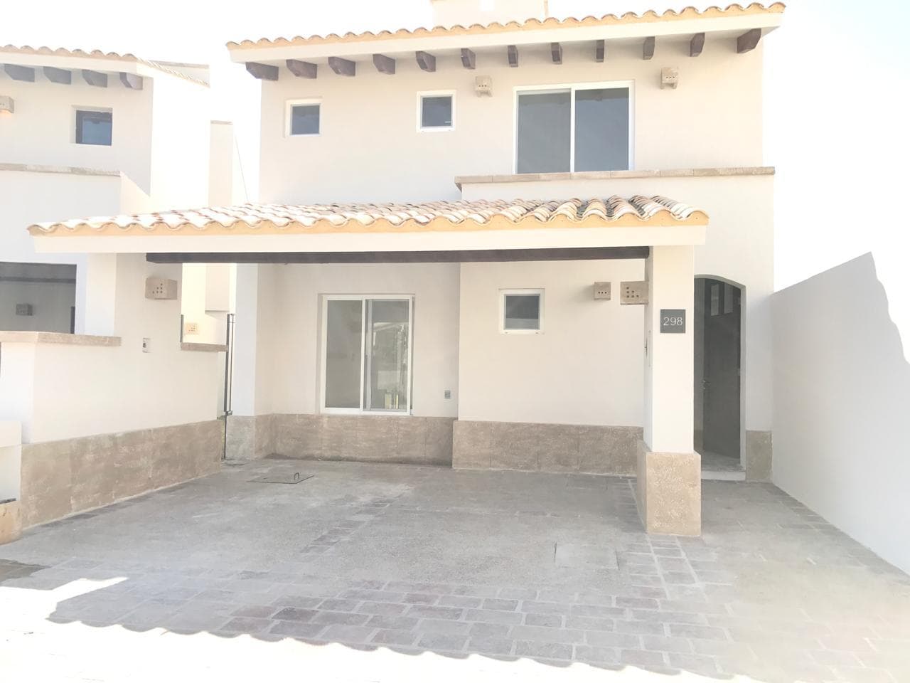 Casa con 3 Recámaras y terreno excedente frente a la casa club en Mayorazgo La Rioja