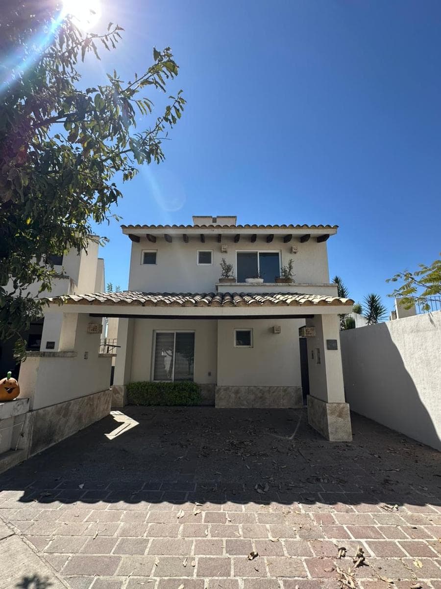 Casa con 3 Recámaras y terreno excedente frente a la casa club en Mayorazgo La Rioja