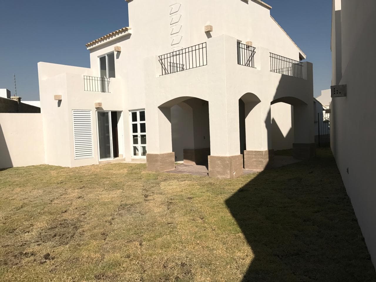 Casa con 3 Recámaras y terreno excedente frente a la casa club en Mayorazgo La Rioja