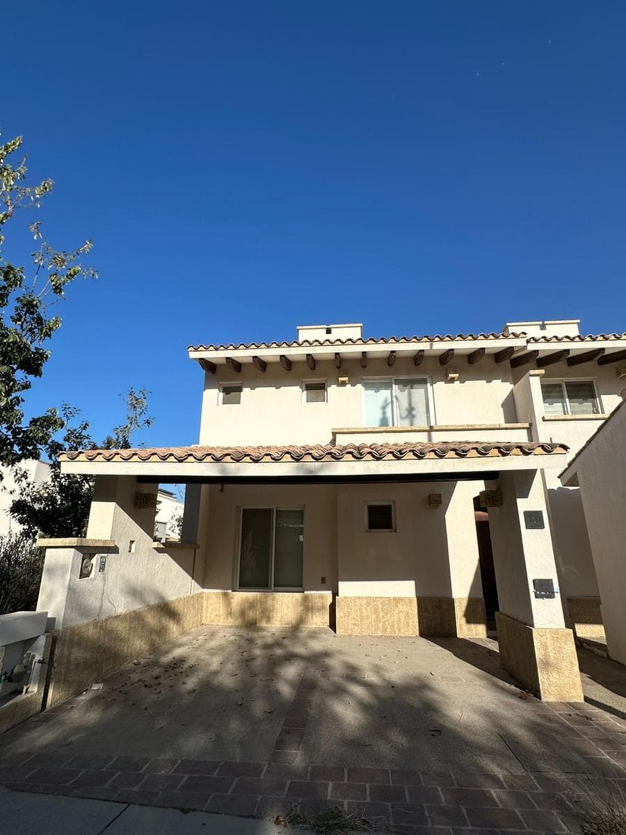 Casa con 3 Recámaras frente a Casa Club en Mayorazgo La Rioja