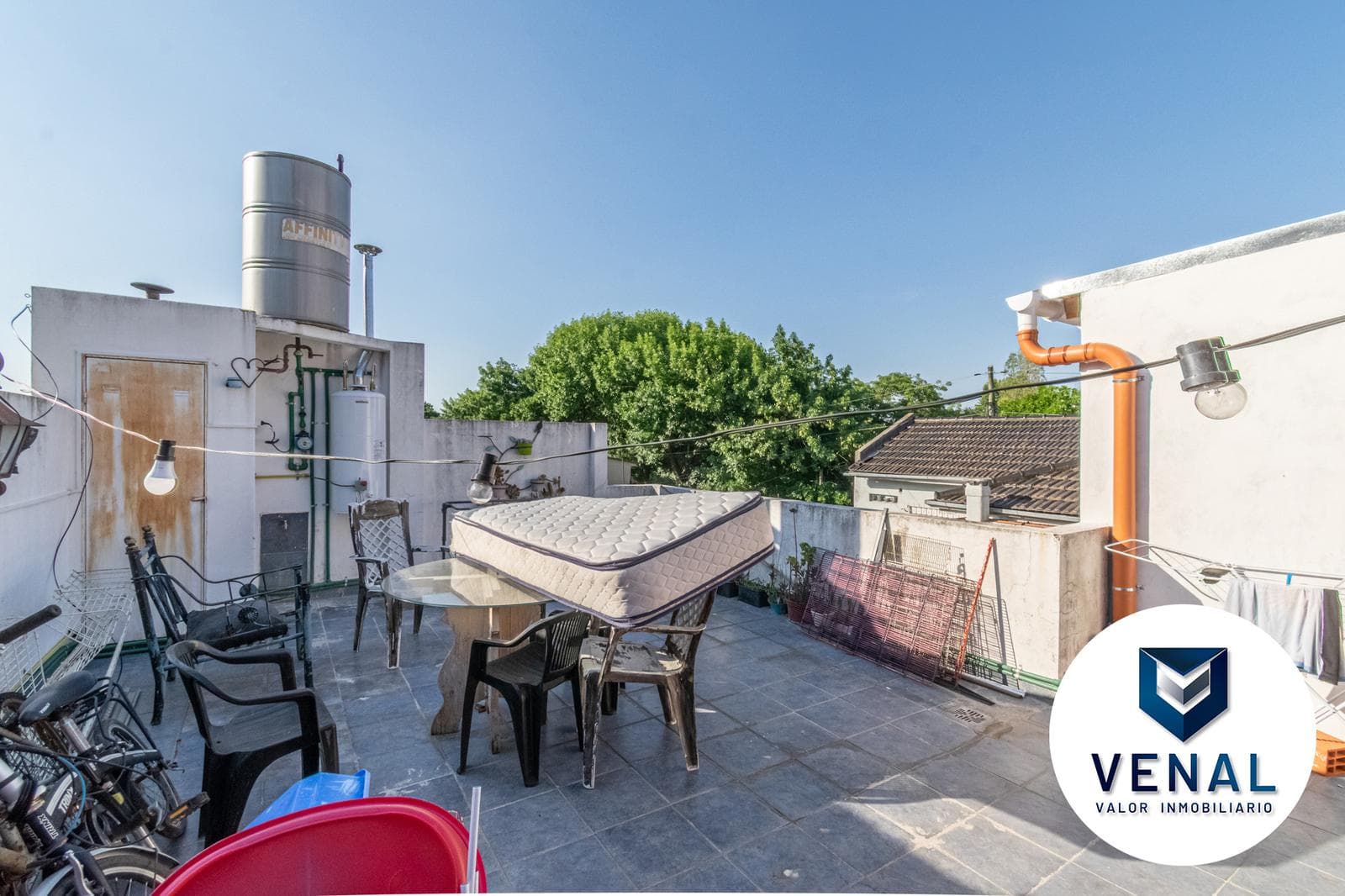 For Sale: Commercial or Residential House—6 rooms, 5 bedrooms, 3 full bathrooms, 3 stories