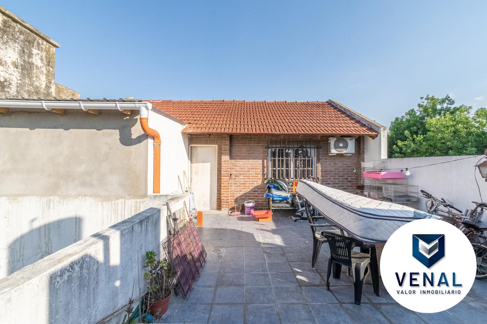 For Sale: Commercial or Residential House—6 rooms, 5 bedrooms, 3 full bathrooms, 3 stories