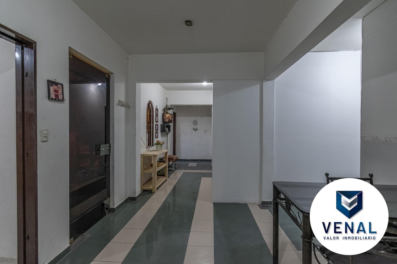 For Sale: Commercial or Residential House—6 rooms, 5 bedrooms, 3 full bathrooms, 3 stories