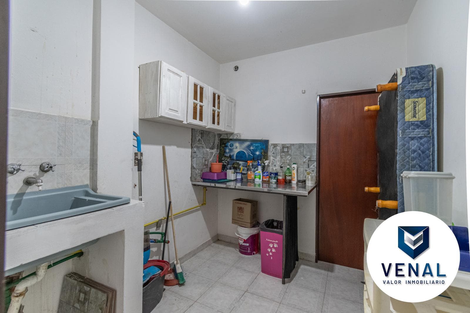 For Sale: Commercial or Residential House—6 rooms, 5 bedrooms, 3 full bathrooms, 3 stories