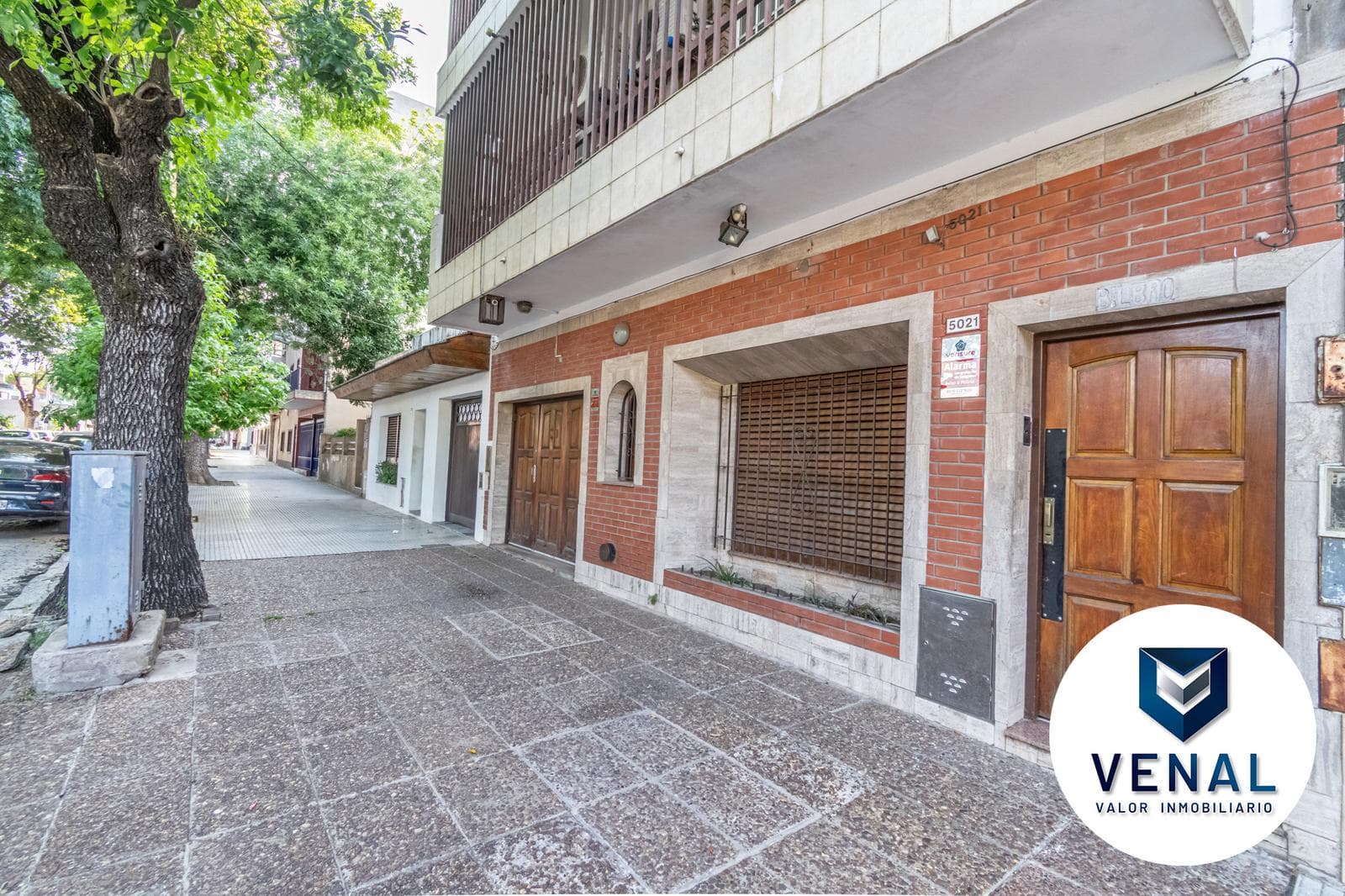 For Sale: Commercial or Residential House—6 rooms, 5 bedrooms, 3 full bathrooms, 3 stories