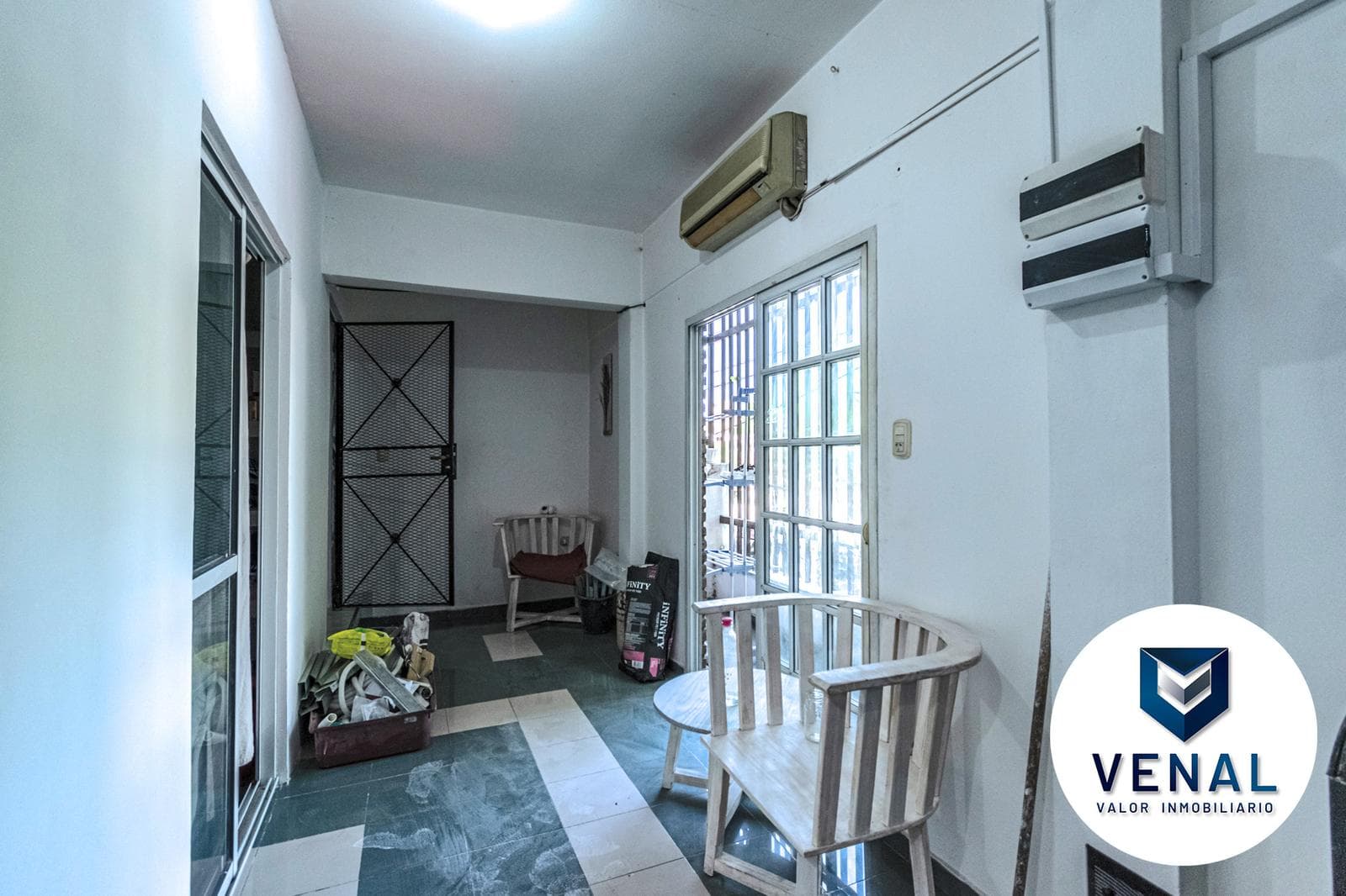 For Sale: Commercial or Residential House—6 rooms, 5 bedrooms, 3 full bathrooms, 3 stories