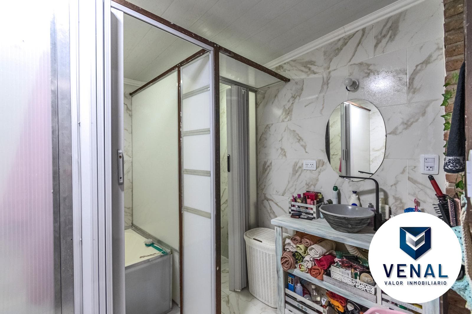 For Sale: Commercial or Residential House—6 rooms, 5 bedrooms, 3 full bathrooms, 3 stories