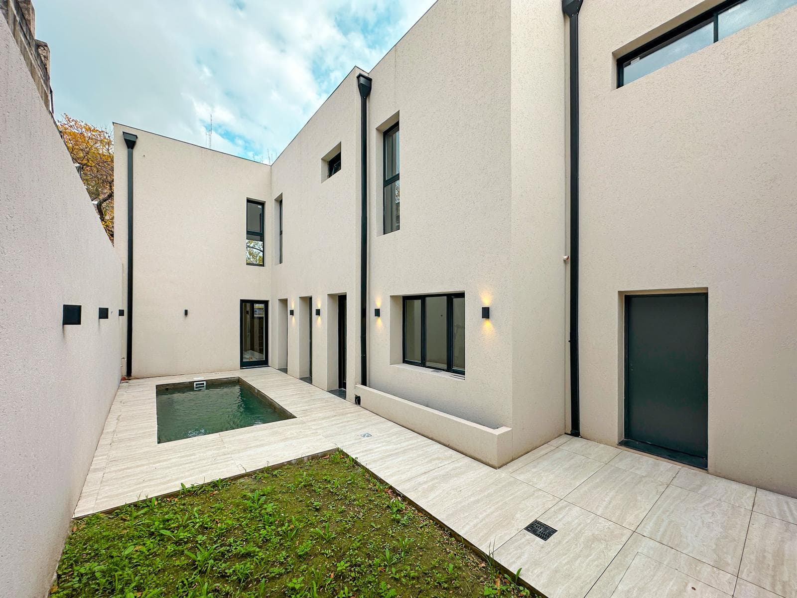3-bedroom house with a pool and garage in Abasto