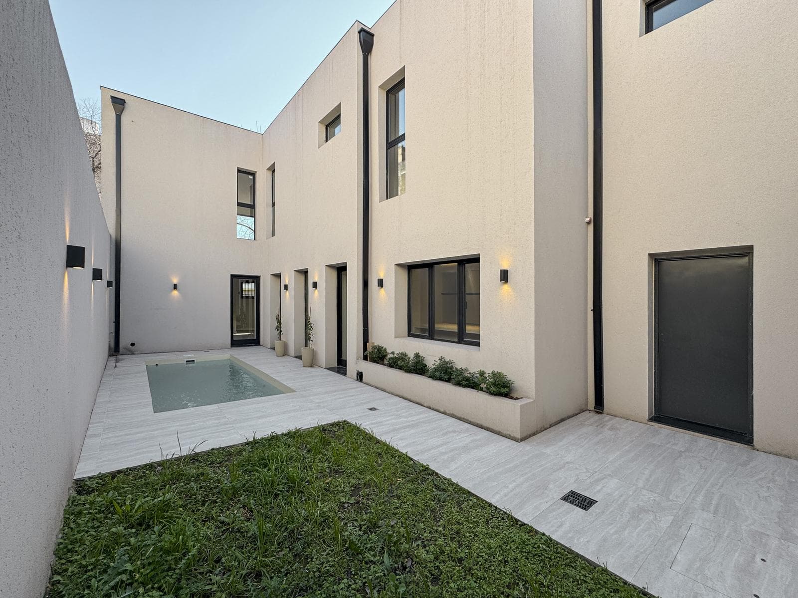 4-bedroom house with a pool and garage in Abasto