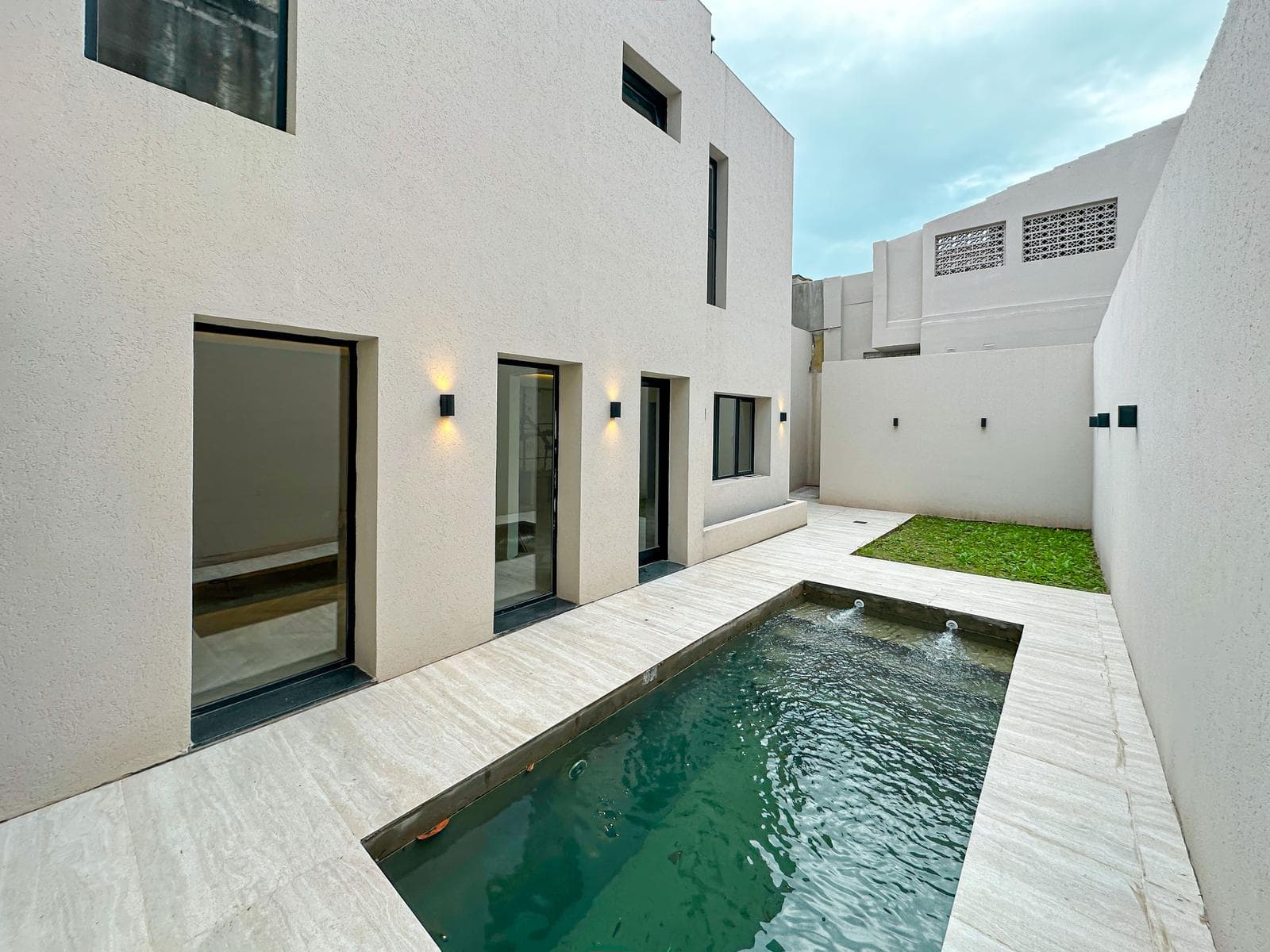 3-bedroom house with a pool and garage in Abasto