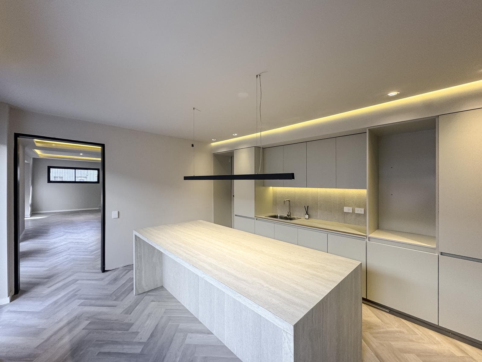 4-bedroom house with a pool and garage in Abasto