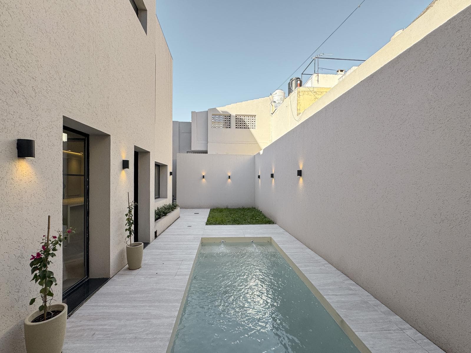 4-bedroom house with a pool and garage in Abasto