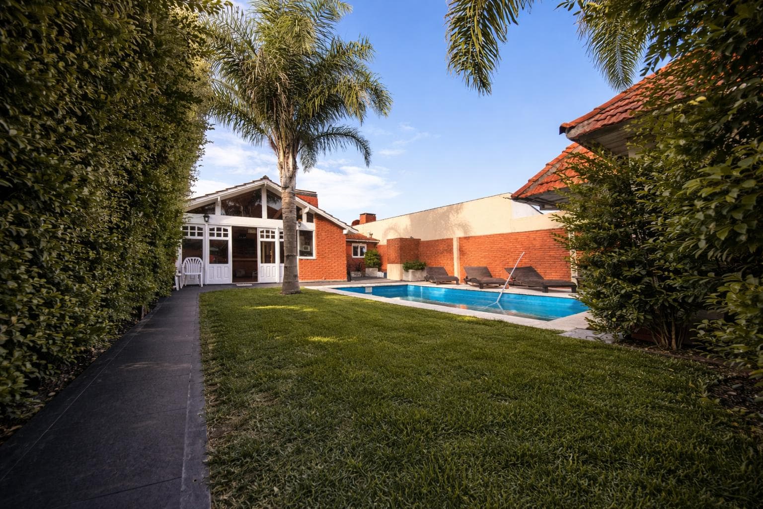 Casa en Divino Rostro 6 ambientes con quincho y piscina