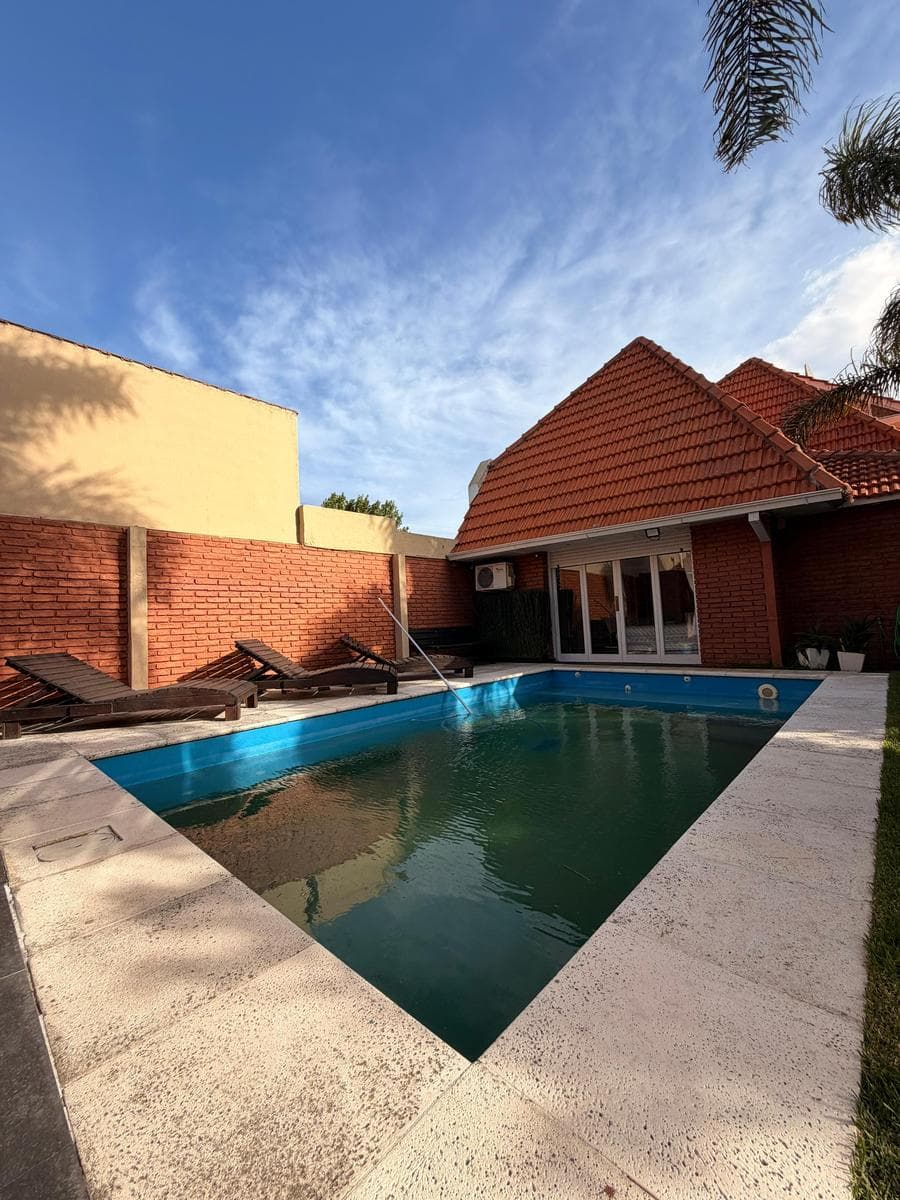 Casa en Divino Rostro 6 ambientes con quincho y piscina