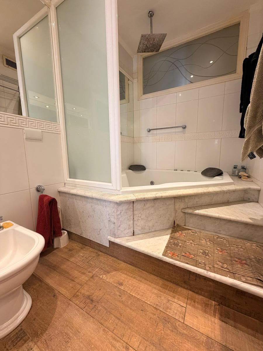 Casa en Divino Rostro 6 ambientes con quincho y piscina