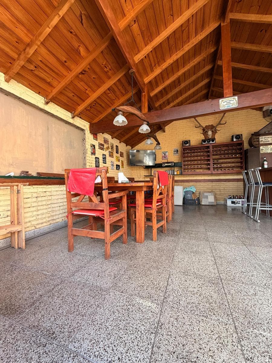 Casa en Divino Rostro 6 ambientes con quincho y piscina