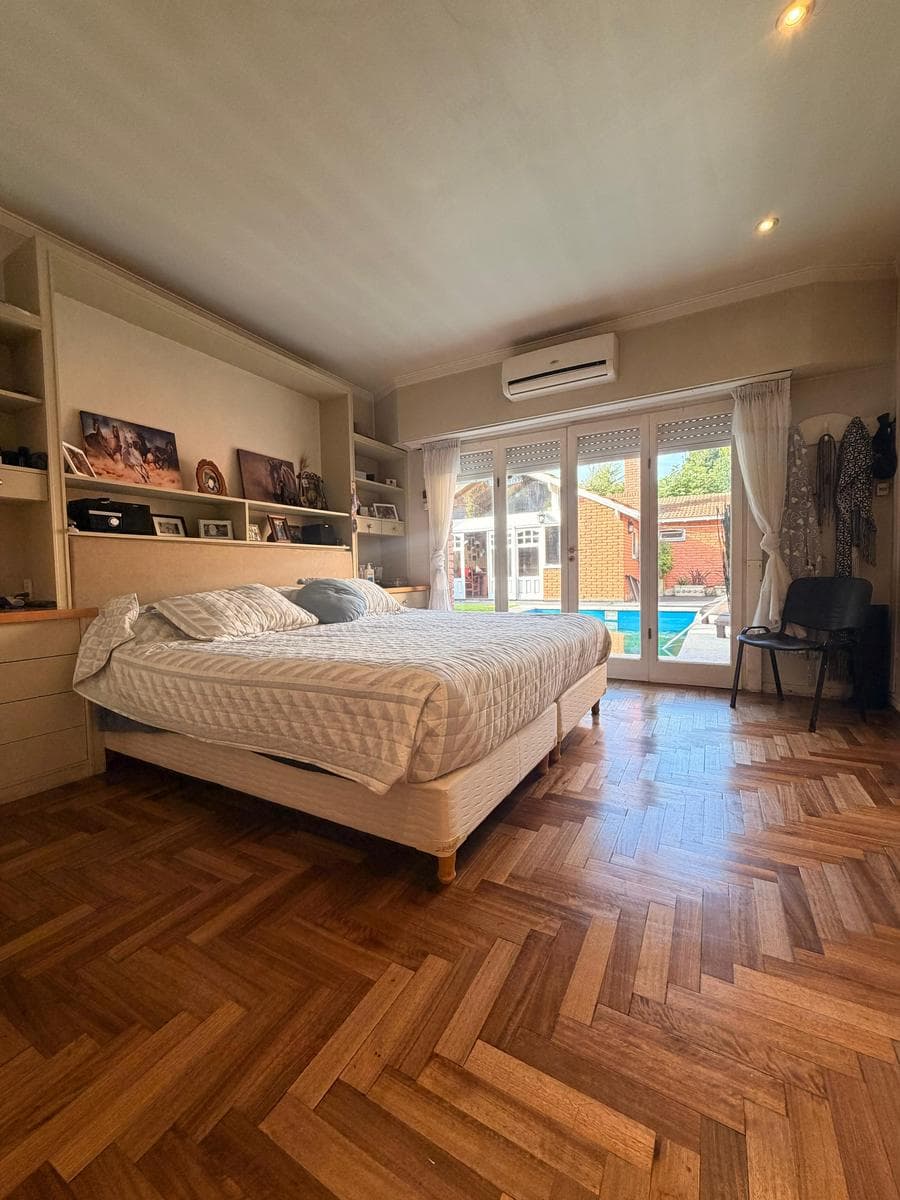 Casa en Divino Rostro 6 ambientes con quincho y piscina