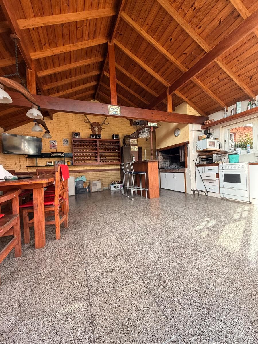 Casa en Divino Rostro 6 ambientes con quincho y piscina