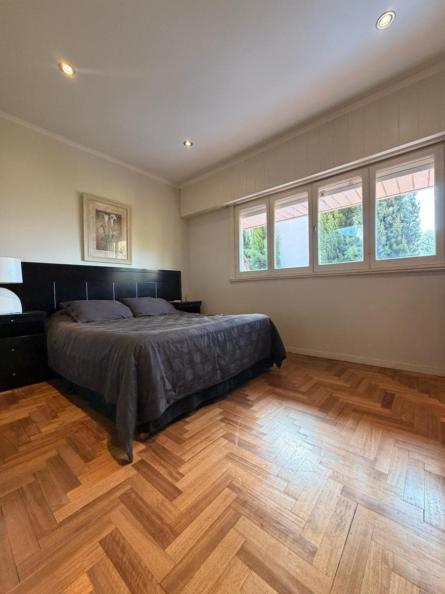 Casa en Divino Rostro 6 ambientes con quincho y piscina