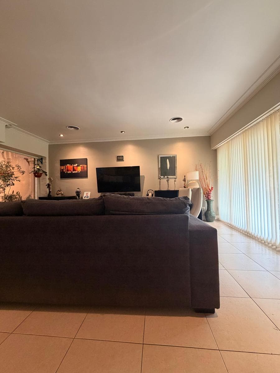 Casa en Divino Rostro 6 ambientes con quincho y piscina