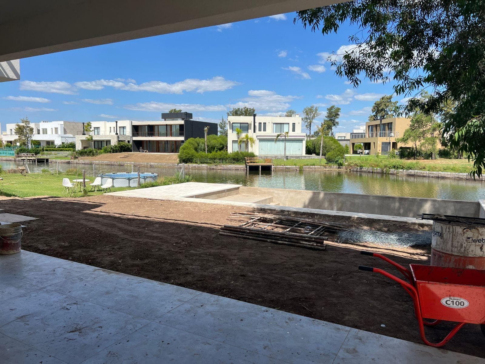 Brand-new house for sale, overlooking the lagoon with a pool, in Laguna Grande, Villanueva