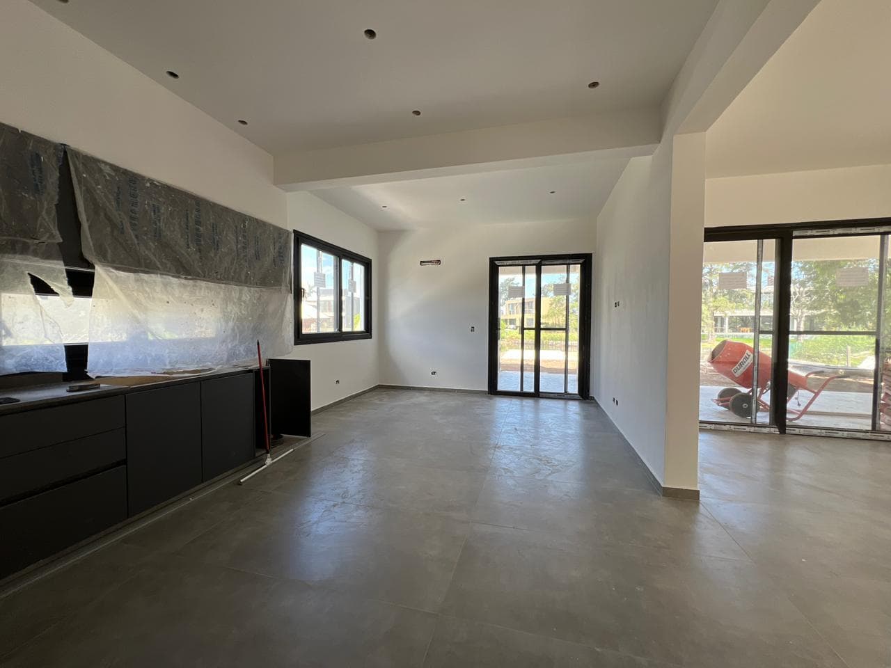 House for Sale by the Lagoon with a Brand-New Pool