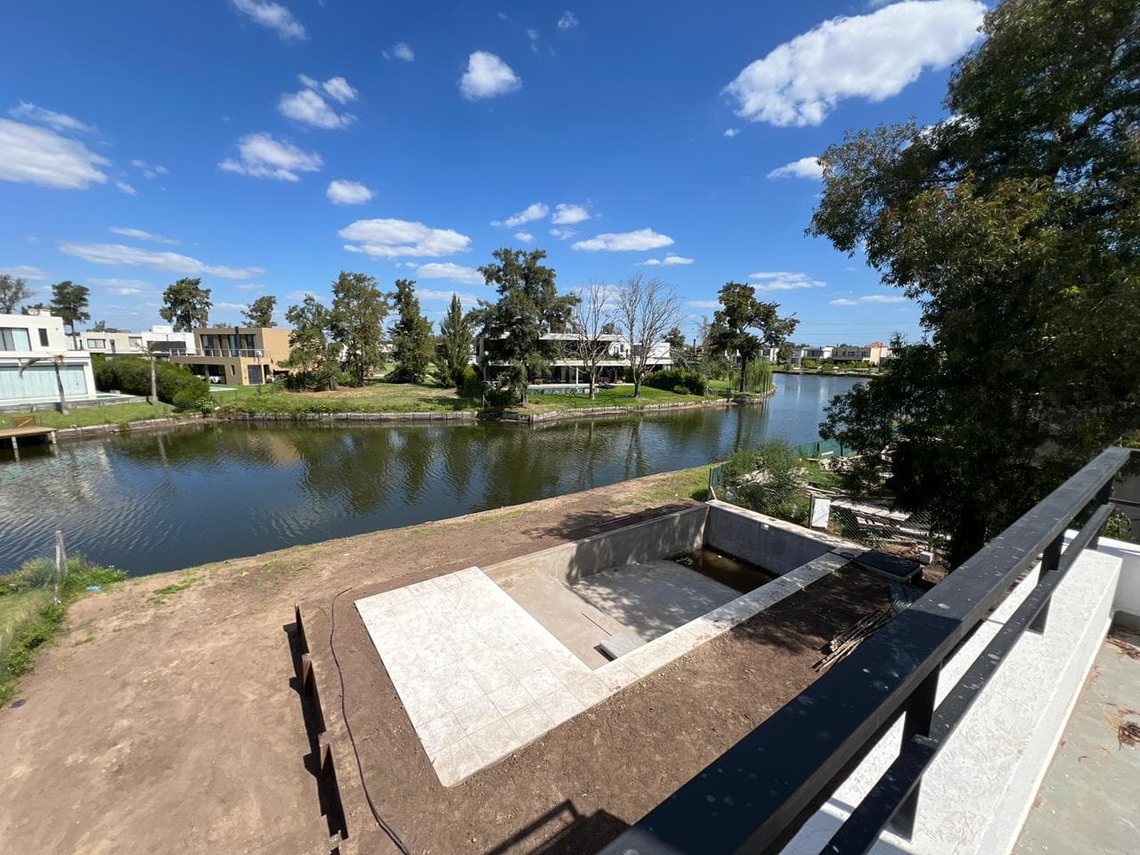 Brand-new house for sale, overlooking the lagoon with a pool, in Laguna Grande, Villanueva