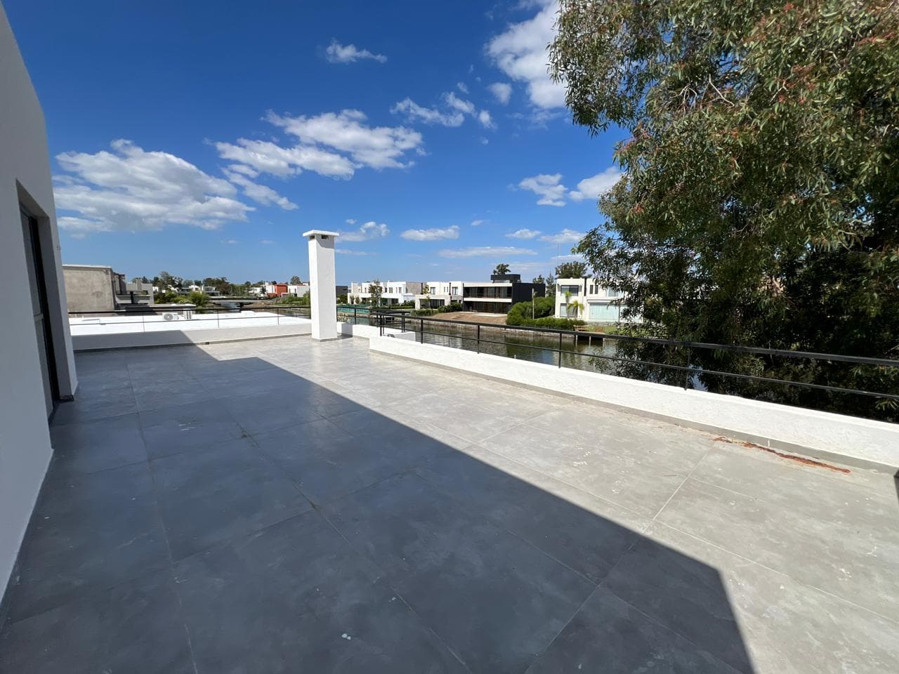 Brand-new house for sale, overlooking the lagoon with a pool, in Laguna Grande, Villanueva