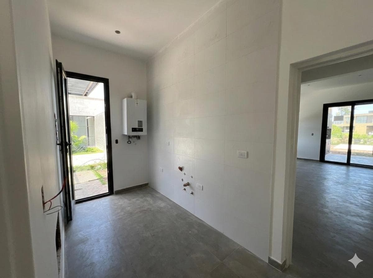 Brand-new house for sale, overlooking the lagoon with a pool, in Laguna Grande, Villanueva