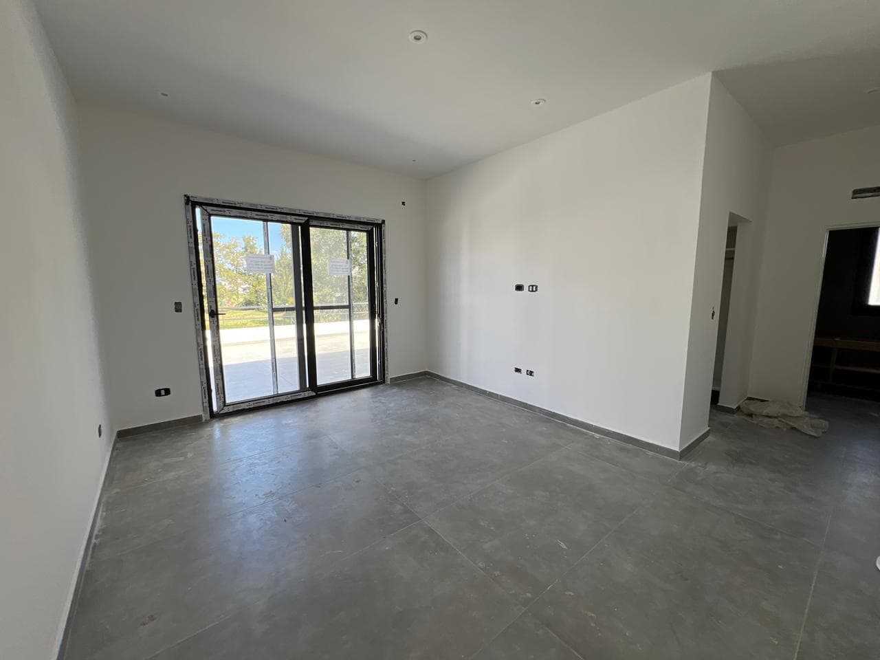 Brand-new house for sale, overlooking the lagoon with a pool, in Laguna Grande, Villanueva