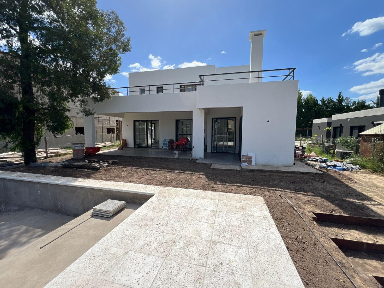 Brand-new house for sale, overlooking the lagoon with a pool, in Laguna Grande, Villanueva
