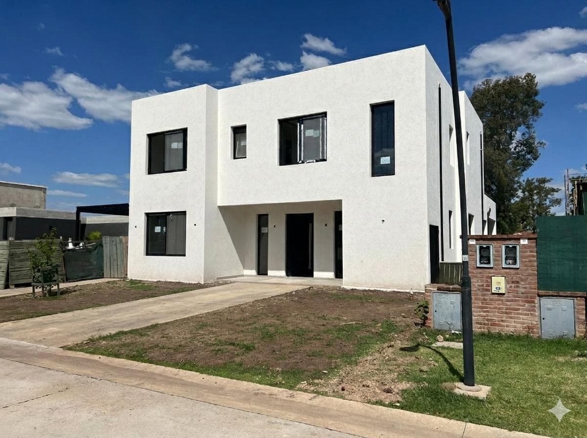 House for Sale by the Lagoon with a Brand-New Pool
