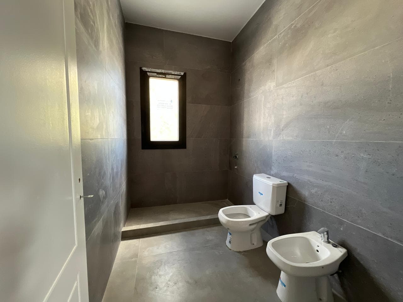 Brand-new house for sale, overlooking the lagoon with a pool, in Laguna Grande, Villanueva