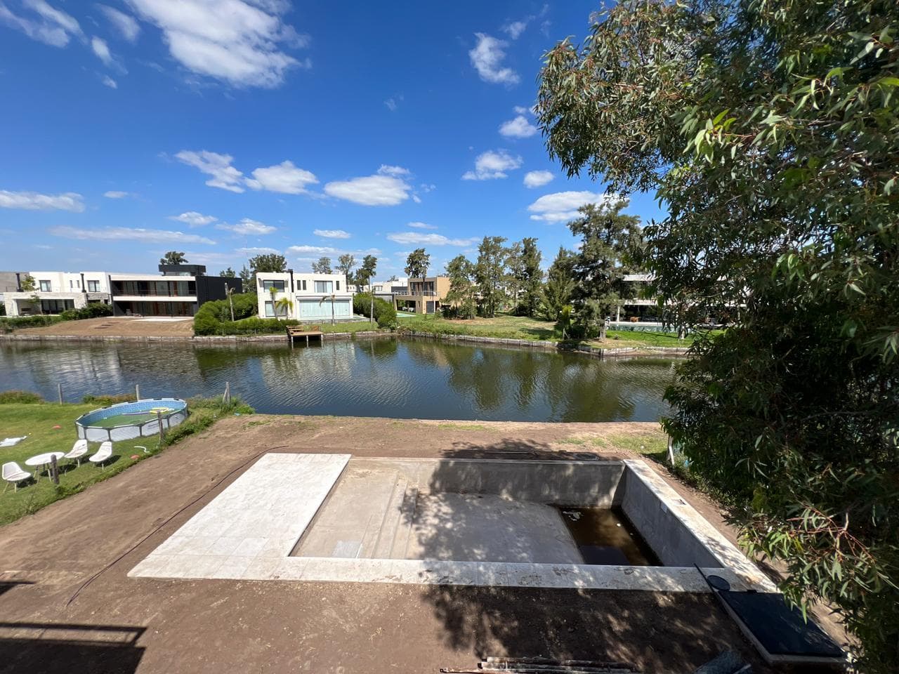 Brand-new house for sale, overlooking the lagoon with a pool, in Laguna Grande, Villanueva